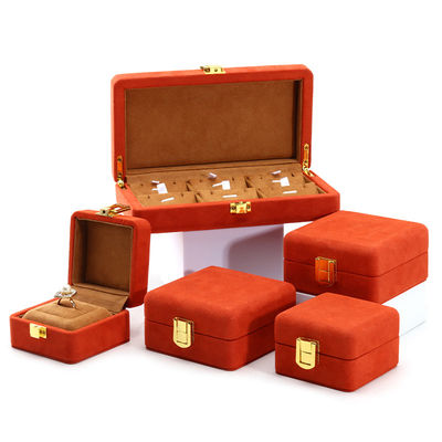 Envase de almacenamiento de joyas de lujo de terciopelo rojo suave y elegante con cierre de hebilla de oro