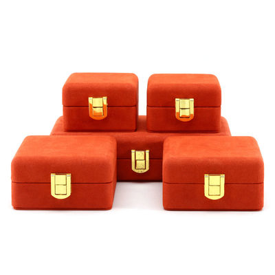 Envase de almacenamiento de joyas de lujo de terciopelo rojo suave y elegante con cierre de hebilla de oro