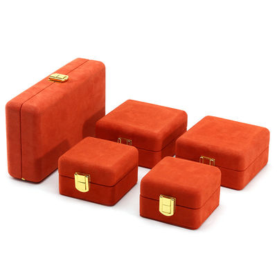 Envase de almacenamiento de joyas de lujo de terciopelo rojo suave y elegante con cierre de hebilla de oro