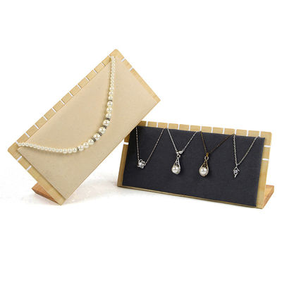 Recuadro de joyas de madera rectangular con bordes con muescas