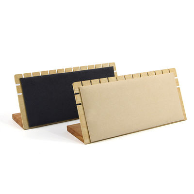 Recuadro de joyas de madera rectangular con bordes con muescas