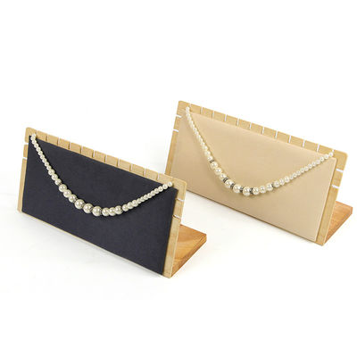 Recuadro de joyas de madera rectangular con bordes con muescas