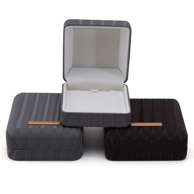 comprar Caja de embalaje de joyas de cuero falso de granos de alta gama con ornamento de barra de oro online manufacture