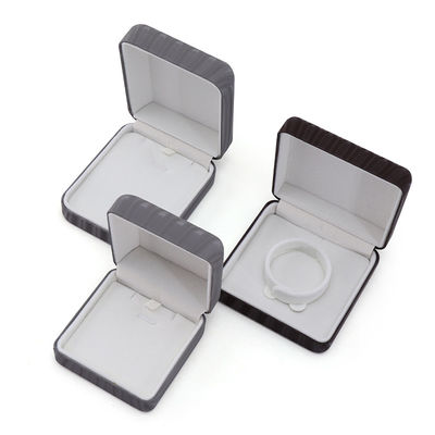 Caja de embalaje de joyas de cuero falso de granos de alta gama con ornamento de barra de oro