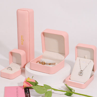 Fabricación al por mayor de joyería Premium Embalaje de caja Logotipo personalizado personalizado Collar Brazalete Orecillos Anillo Embalaje de cuero rosa Caja de joyería