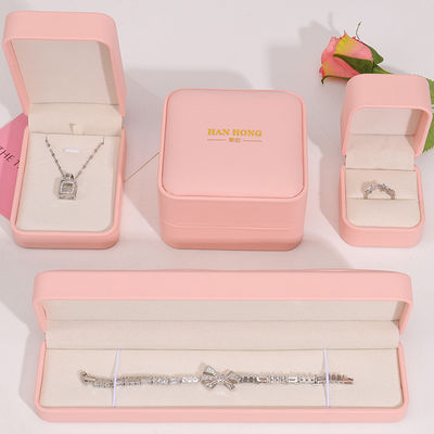 Fabricación al por mayor de joyería Premium Embalaje de caja Logotipo personalizado personalizado Collar Brazalete Orecillos Anillo Embalaje de cuero rosa Caja de joyería