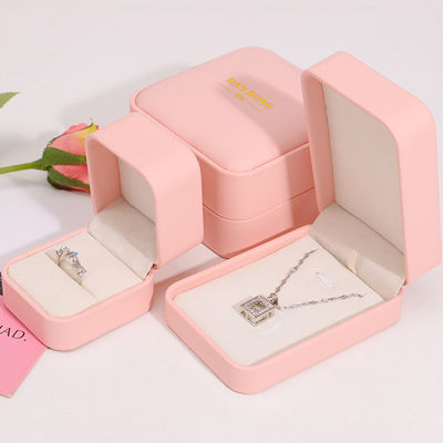 Fabricación al por mayor de joyería Premium Embalaje de caja Logotipo personalizado personalizado Collar Brazalete Orecillos Anillo Embalaje de cuero rosa Caja de joyería
