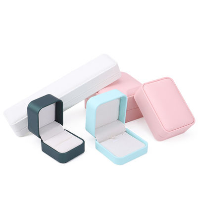 Cuadro de almacenamiento de joyas de cuero de PU con techo convexo multicolor para colgante de anillo