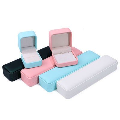Cuadro de almacenamiento de joyas de cuero de PU con techo convexo multicolor para colgante de anillo