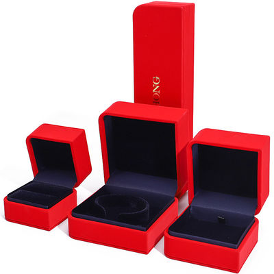 Caja de joyería de cuero de PU en forma de diamante de arco rojo revestimiento de terciopelo para envases de lujo