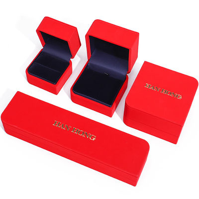 Caja de joyería de cuero de PU en forma de diamante de arco rojo revestimiento de terciopelo para envases de lujo