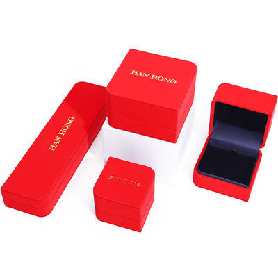 Caja de joyería de cuero de PU en forma de diamante de arco rojo revestimiento de terciopelo para envases de lujo