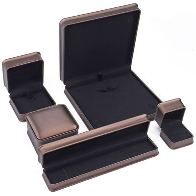 Caja de joyería de cuero de PU en forma de arco de café para el embalaje de anillos de oreja colgante