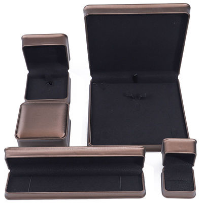 Caja de joyería de cuero de PU en forma de arco de café para el embalaje de anillos de oreja colgante