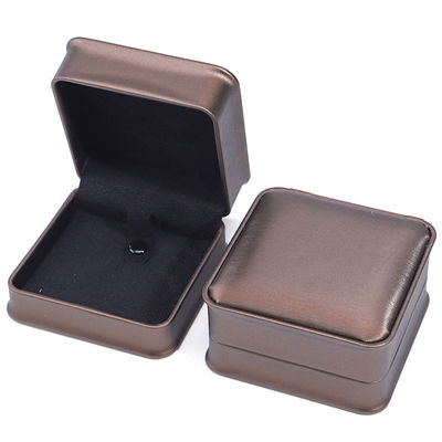 Caja de joyería de cuero de PU en forma de arco de café para el embalaje de anillos de oreja colgante