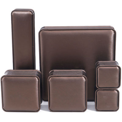 Caja de joyería de cuero de PU en forma de arco de café para el embalaje de anillos de oreja colgante
