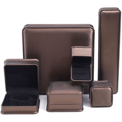 Caja de joyería de cuero de PU en forma de arco de café para el embalaje de anillos de oreja colgante