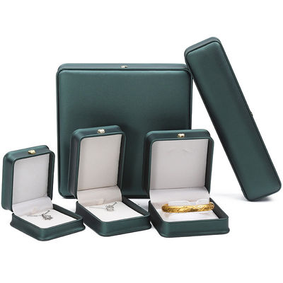 comprar Cuadro de almacenamiento de joyas de cuero de PU de esquina redonda de adornos de corona para anillos colgantes online manufacture
