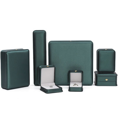 Cuadro de almacenamiento de joyas de cuero de PU de esquina redonda de adornos de corona para anillos colgantes