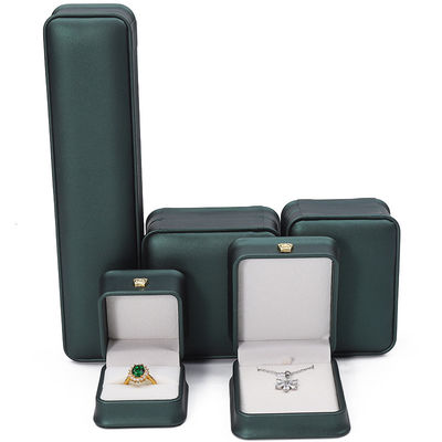 Cuadro de almacenamiento de joyas de cuero de PU de esquina redonda de adornos de corona para anillos colgantes