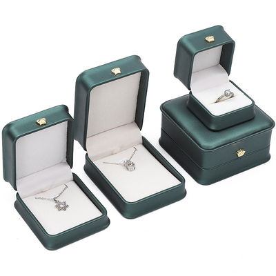 Cuadro de almacenamiento de joyas de cuero de PU de esquina redonda de adornos de corona para anillos colgantes