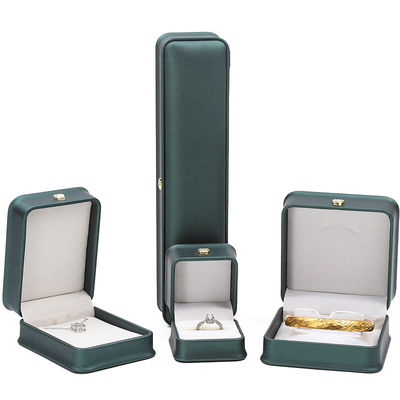 Cuadro de almacenamiento de joyas de cuero de PU de esquina redonda de adornos de corona para anillos colgantes