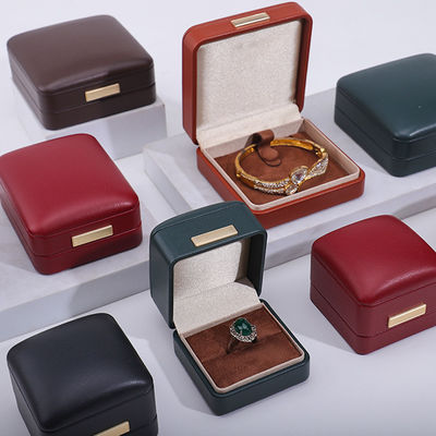 comprar Toque suave Techo convexo de cuero falso Embalaje de joyas caja de juego para brazalete de anillo online manufacture