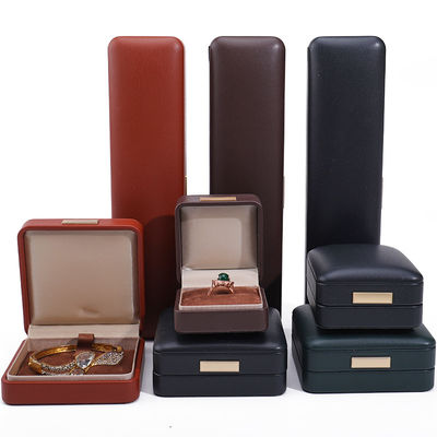 Toque suave Techo convexo de cuero falso Embalaje de joyas caja de juego para brazalete de anillo