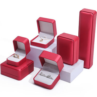 comprar Caja de embalaje de joyería de lujo de cuero PU rojo noble con revestimiento de terciopelo suave online manufacture