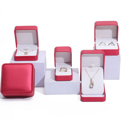 Caja de embalaje de joyería de lujo de cuero PU rojo noble con revestimiento de terciopelo suave