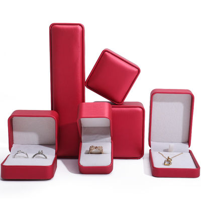 Caja de embalaje de joyería de lujo de cuero PU rojo noble con revestimiento de terciopelo suave