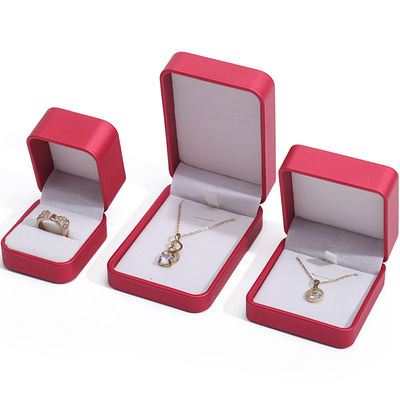 Caja de embalaje de joyería de lujo de cuero PU rojo noble con revestimiento de terciopelo suave