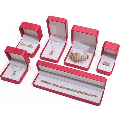 Caja de embalaje de joyería de lujo de cuero PU rojo noble con revestimiento de terciopelo suave