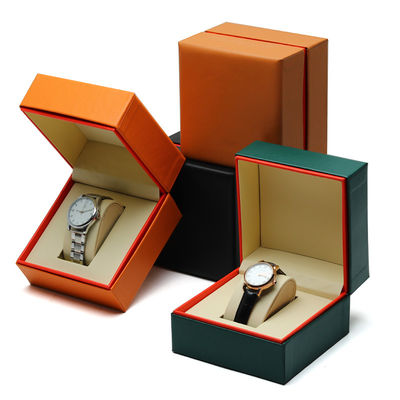 Casilla de relojes de cuero PU resistente al polvo con borde interno rojo