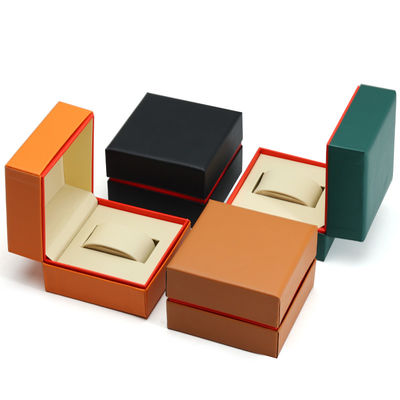 Casilla de relojes de cuero PU resistente al polvo con borde interno rojo