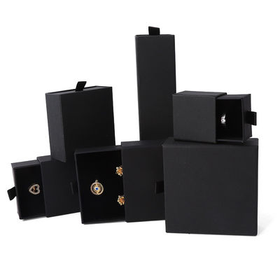 Fabricación al por mayor Eco amigable regalo de lujo Caja de joyería Personalizado logotipo personalizado Anillo Collar de oreja Brazalete Embalaje Papel de cartón negro Caja de joyería