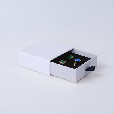 Fabricación al por mayor Eco amigable regalo de alta calidad Caja de joyería personalizado anillo personalizado collar de orejas brazalete embalaje papel cartón blanco cajón de joyería caja con logotipo