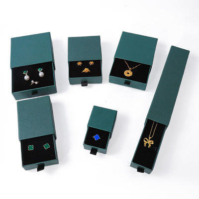 Fabricación al por mayor Eco amigable regalo de alta calidad Caja de joyería personalizado anillo personalizado collar de orejas brazalete embalaje cartón verde Papel cajón de joyería caja con logotipo