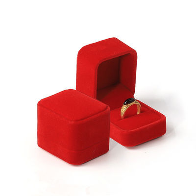 Venta al por mayor de joyas de lujo personalizadas caja de anillos dobles logotipo personalizado de terciopelo joyería roja anillo de compromiso caja de embalaje