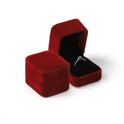 comprar Venta al por mayor de joyas de lujo personalizadas caja de anillos dobles logotipo personalizado de terciopelo joyería roja anillo de compromiso caja de embalaje online manufacture
