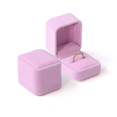 Venta al por mayor de joyería de lujo personalizada caja de anillos dobles logotipo personalizado rosa de terciopelo joyería anillo de compromiso caja de embalaje