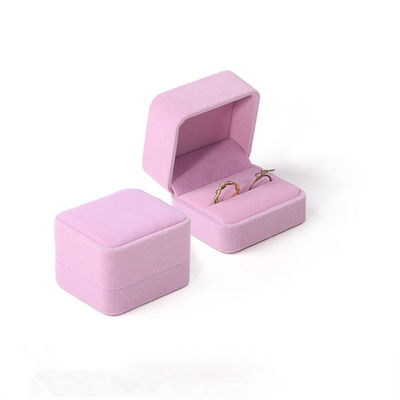 comprar Venta al por mayor de joyería de lujo personalizada caja de anillos dobles logotipo personalizado rosa de terciopelo joyería anillo de compromiso caja de embalaje online manufacture