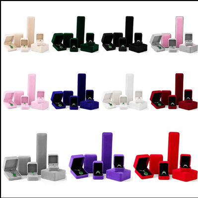Venta al por mayor de joyería de lujo personalizada caja de anillos dobles logotipo personalizado rosa de terciopelo joyería anillo de compromiso caja de embalaje