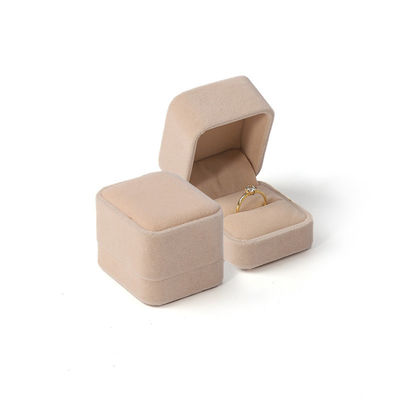 Caja de joyería beige cuadrada de terciopelo para anillos de boda