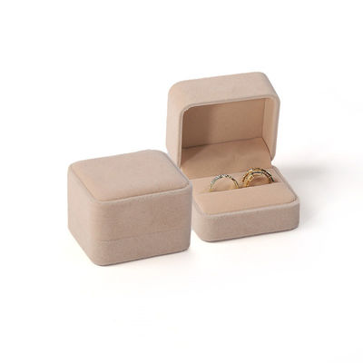 Caja de joyería beige cuadrada de terciopelo para anillos de boda
