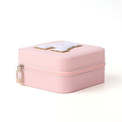 Caja de almacenamiento de joyas portátil pequeña de cuero Pu con cuentas de terciopelo rosa