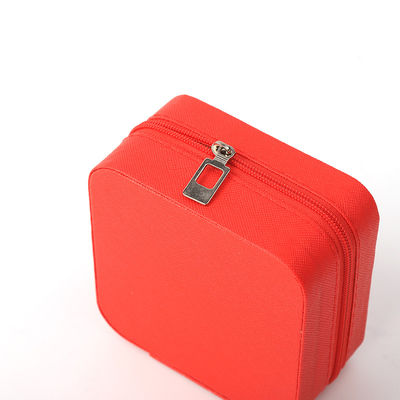 Caja de almacenamiento de joyas rojas de cuero pequeño portátil