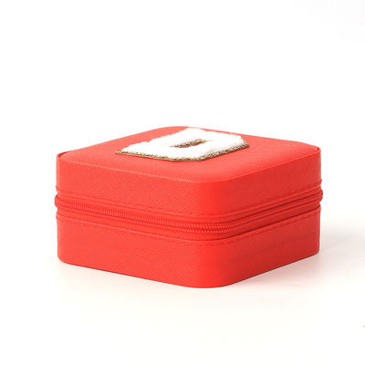 Caja de almacenamiento de joyas rojas de cuero pequeño portátil