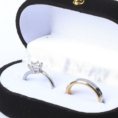 Envasado de joyas de terciopelo negro personalizado Engaño de boda Anillo doble Caja de joyas de lujo