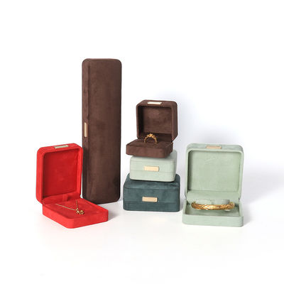 Caja de joyería octogonal de terciopelo personalizable con tapa abatible y parche dorado